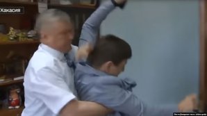 Чиновник из Хакасии напал на журналиста из-за "неудобного" вопроса