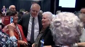 В премьер-министра Австралии запустили сырым куриным яйцом