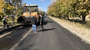 В пригороде Бэчой после ремонта открыли дорогу, ведущую к детсаду и школе