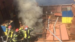 Спасатели ликвидировали пожар на судостроительном заводе в Киеве