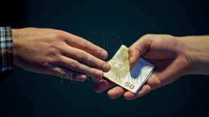 Решили закрыть глаза на пьяное вождение: два патрульных инспектора попались на взятке