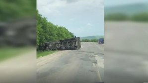 Грузовик с гравием перевернулся недалеко от Сынжерейского района (видео)