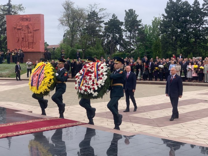 Молдова празднует День Победы и Европы: Депутаты почтили память героев, павших на поле боя (фото/видео)