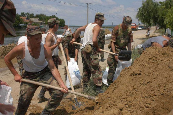 В Штефан-Водэ солдаты приступили к ремонту и укреплению дамб