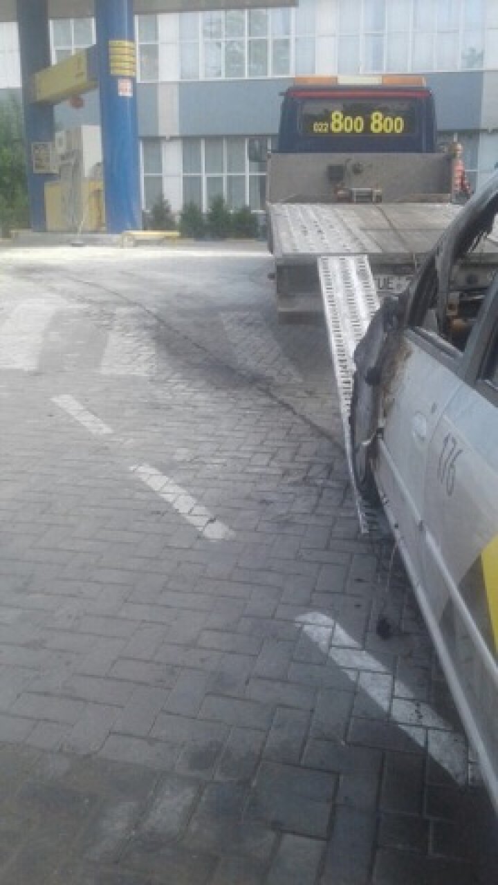 На автозаправочной станции загорелась машина такси (фото)