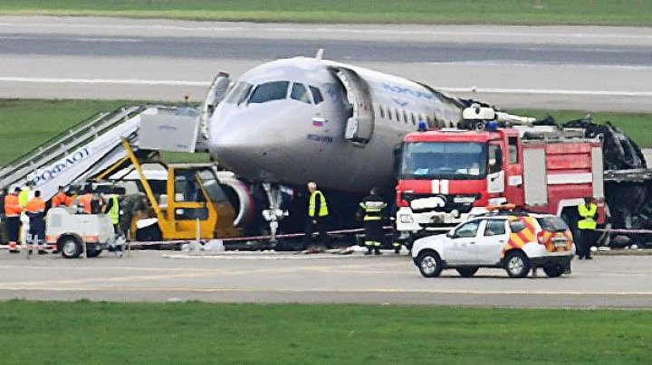 "Аэрофлот" будет перечислять зарплату погибшего бортпроводника его семье