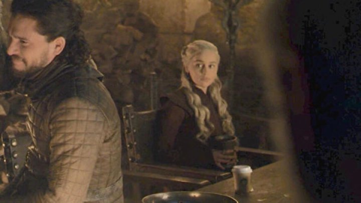 Создатели сериала "Игра престолов" удалили ляп со стаканом кофе