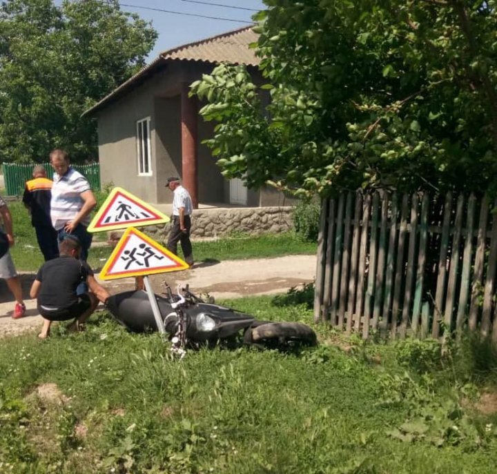 В Сынжерее мотоциклист попал в ДТП и сбил дорожный знак