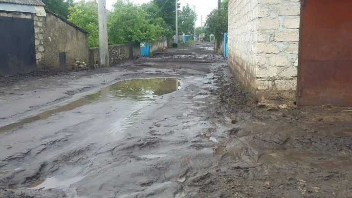 В Шолданештах залило улицы, размыло огороды и унесло несколько автомобилей (фото/видео)