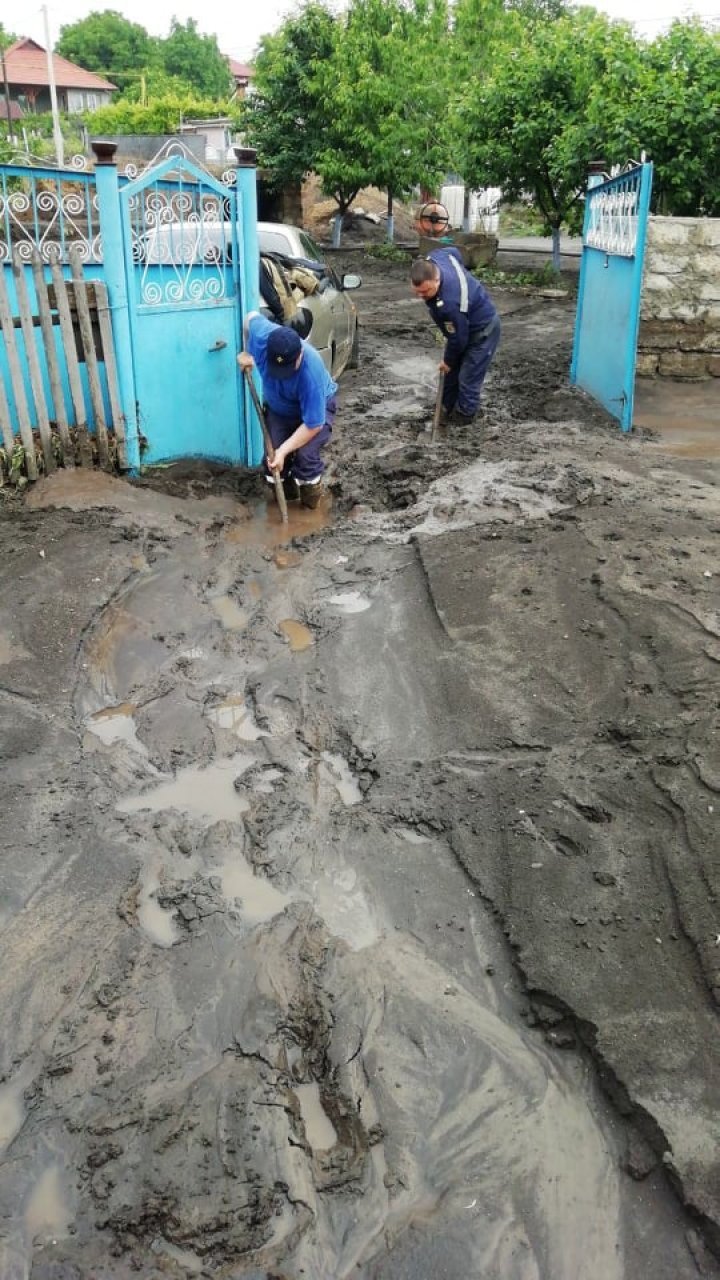 В Шолданештах залило улицы, размыло огороды и унесло несколько автомобилей (фото/видео)