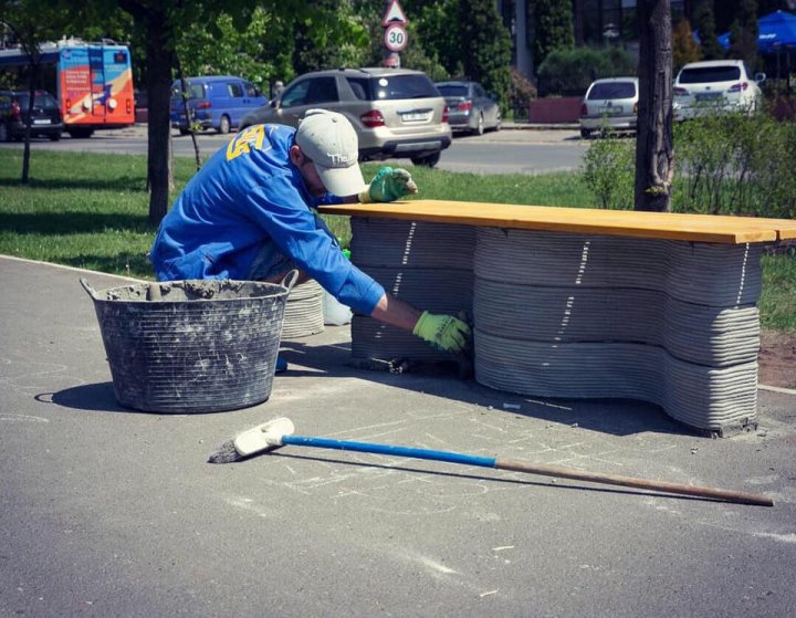 На Чеканах установили скамейки, изготовленные на 3D-принтере (фото)