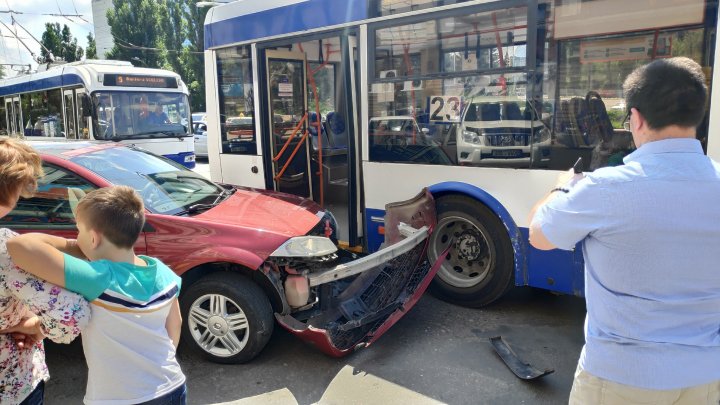 Авария с участием троллейбуса произошла на кругу у пединститута (фото)