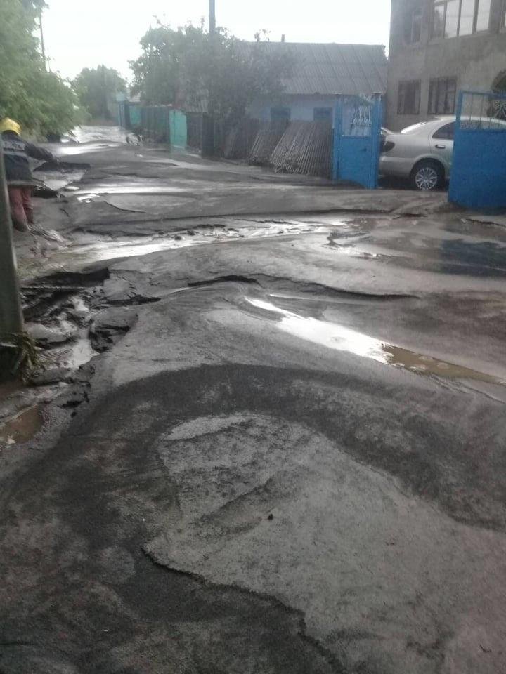 В Шолданештах залило улицы, размыло огороды и унесло несколько автомобилей (фото/видео)