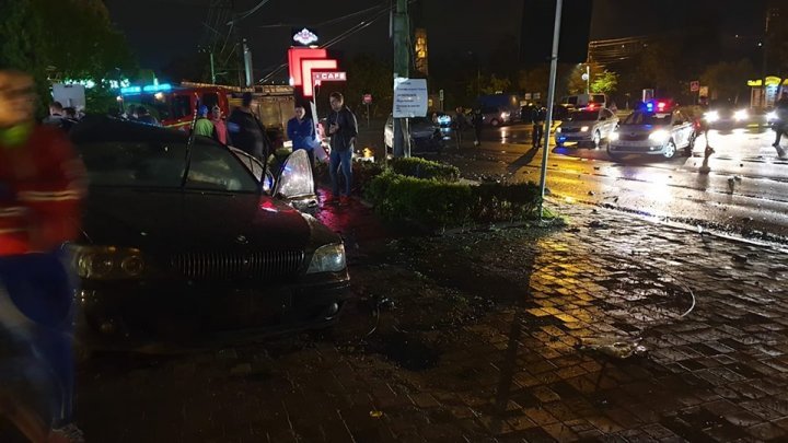 Три человека пострадали в результате аварии в центре столицы (фото)