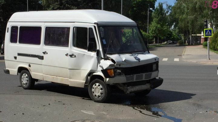 Авария в центре столицы: микроавтобус столкнулся с легковушкой