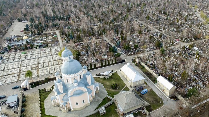 На Радоницу организовали 1500 парковочных мест вблизи кладбища Святого Лазаря