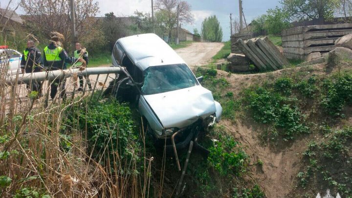 В Слободзейском районе пьяная автоледи протаранила ограждение и едва не упала в ручей