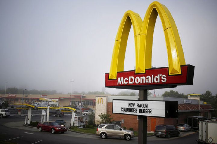 В США прошли протесты сотрудников McDonald's из-за домогательств