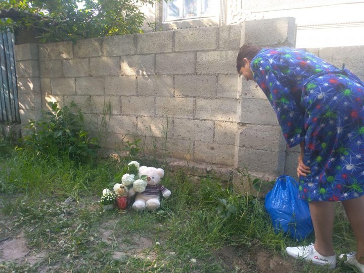 Мальчик из Мэгдэчешт, на которого упал каменный забор, скончался в больнице