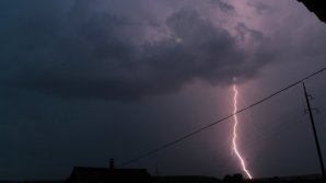 Объявлен желтый код метеоопасности: по всей стране ожидаются ливни с грозами