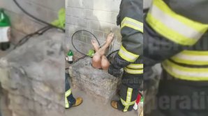 Полуголый украинец застрял в люке вверх ногами, спасая чужой телефон (видео)