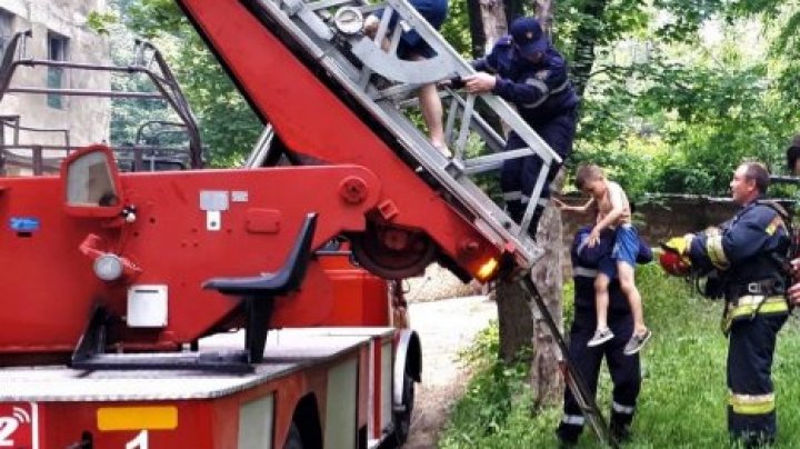 В квартире на Мунчештской вспыхнул пожар: спасатели эвакуировали людей