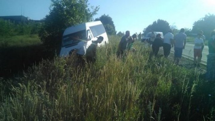 Вблизи Оргеева микроавтобус с пассажирами вылетел в кювет (видео)