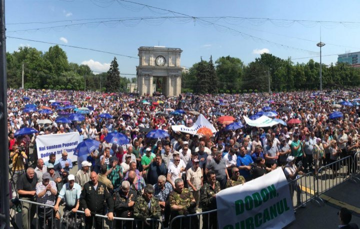 Более 30 тысяч человек собрались на мирный протест в защиту конституционного строя Молдовы (фото/видео)