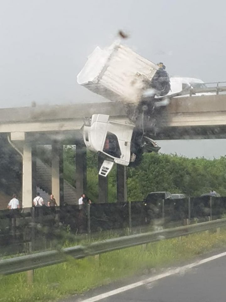 В Венгрии фура попала в ДТП на мосту и повисла в воздухе (фото)
