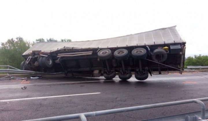 В Венгрии фура попала в ДТП на мосту и повисла в воздухе (фото)