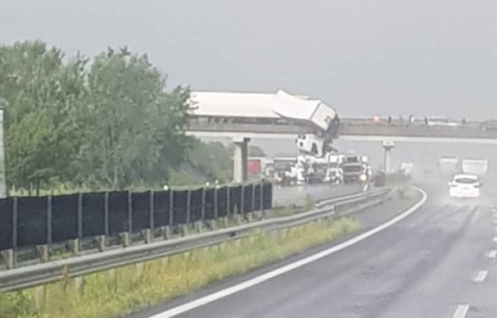 В Венгрии фура попала в ДТП на мосту и повисла в воздухе (фото)