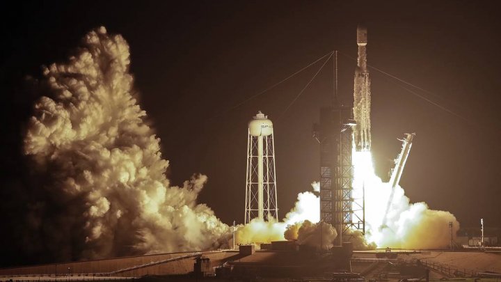 SpaceX запустила ракету Falcon Heavy с 24 спутниками и атомными часами