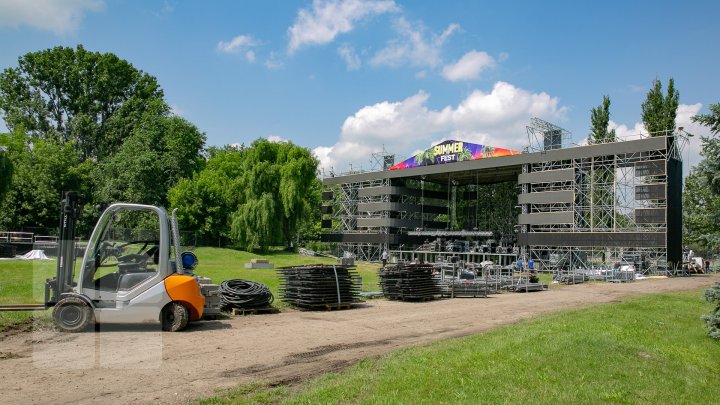 Подготовка к главному событию лета - Summer Fest в полном разгаре (фото)