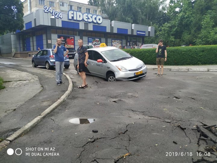 На Ботанике автомобиль провалился колесом в яму, которая образовалась после дождя