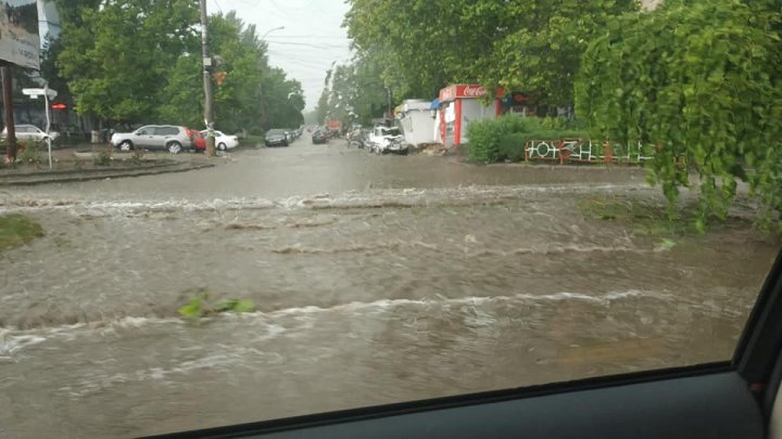 Новый удар стихии по Кишиневу: Автомобили плывут по затопленным улицам