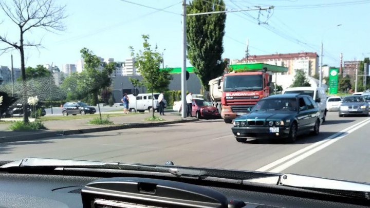 Авария в столице: легковушка влетела в грузовик