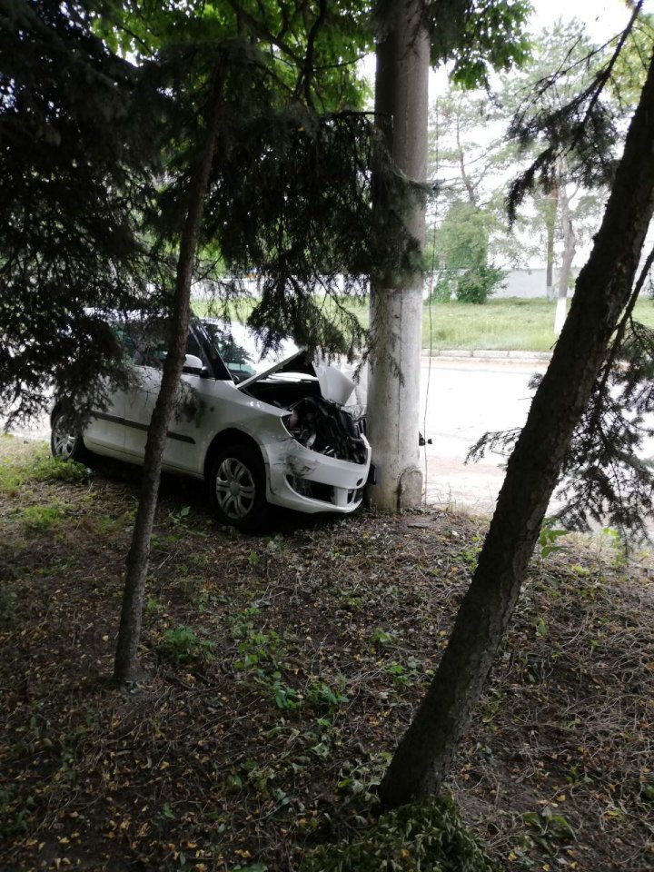 Возле бельцкой ТЭЦ легковушка на скорости врезалась в столб