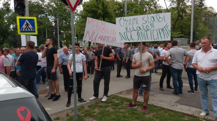 У парламента проходит митинг: Десятки тысяч людей требуют политической стабильности