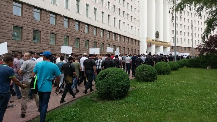 У парламента проходит митинг: Десятки тысяч людей требуют политической стабильности