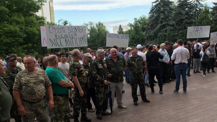 У парламента проходит митинг: Десятки тысяч людей требуют политической стабильности