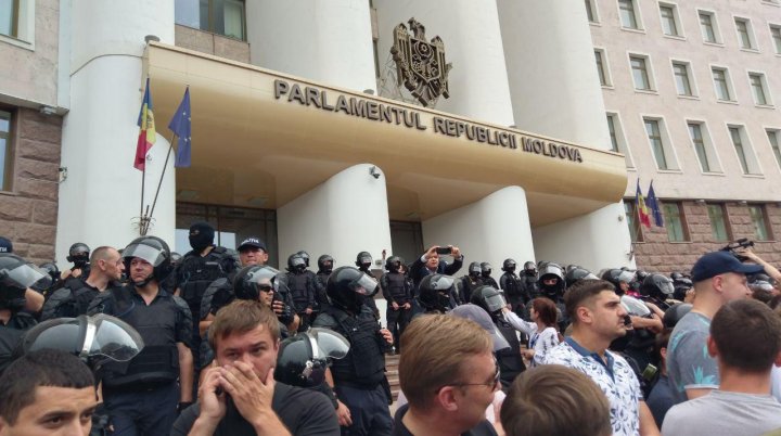 У парламента проходит митинг: Десятки тысяч людей требуют политической стабильности