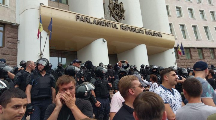 Боится народа: Андрей Нэстасе спрятался за спинами офицеров Fulger на митинге (фото)