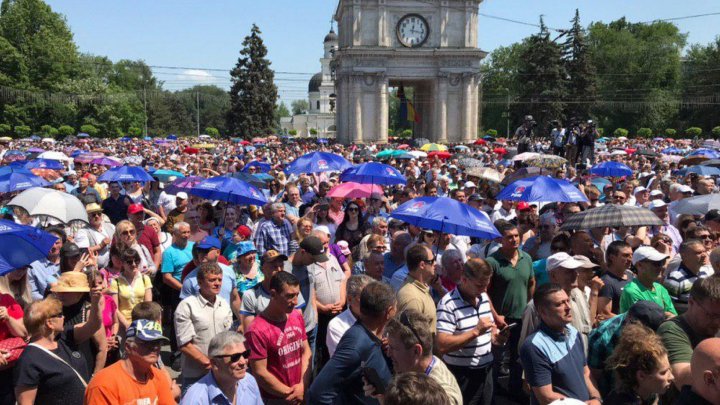 Более 30 тысяч человек собрались на мирный протест в защиту конституционного строя Молдовы (фото/видео)