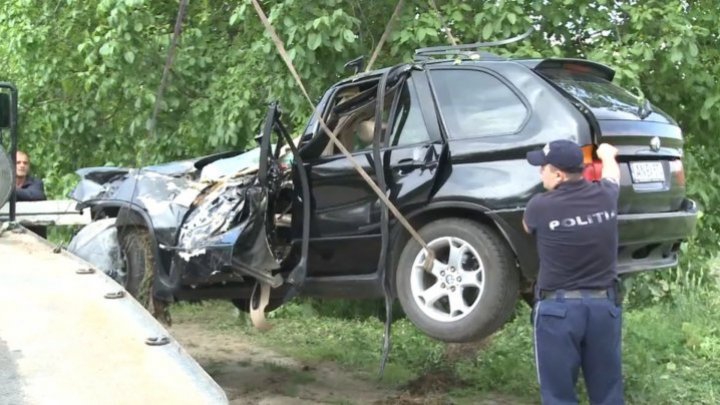 В Яловенах автомобиль врезался в дерево: в машине находились двое маленьких детей