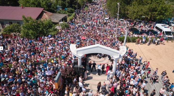 Тысячи детей и их родителей пришли в "OrheiLand" на открытие летнего сезона