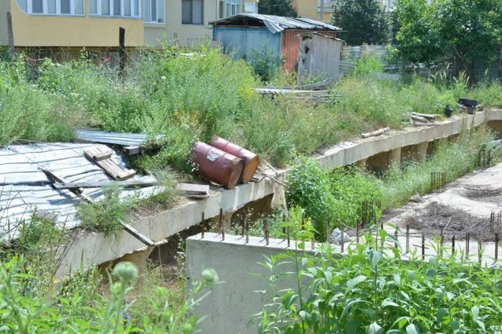 Котлован по улице Алба-Юлия - засыпят: На его месте появится парковка и детская площадка