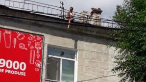 На Рышкановке девушка угрожает сбросится с крыши