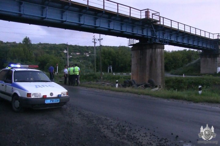 В Рыбницком районе опрокинулся большегруз (фото)