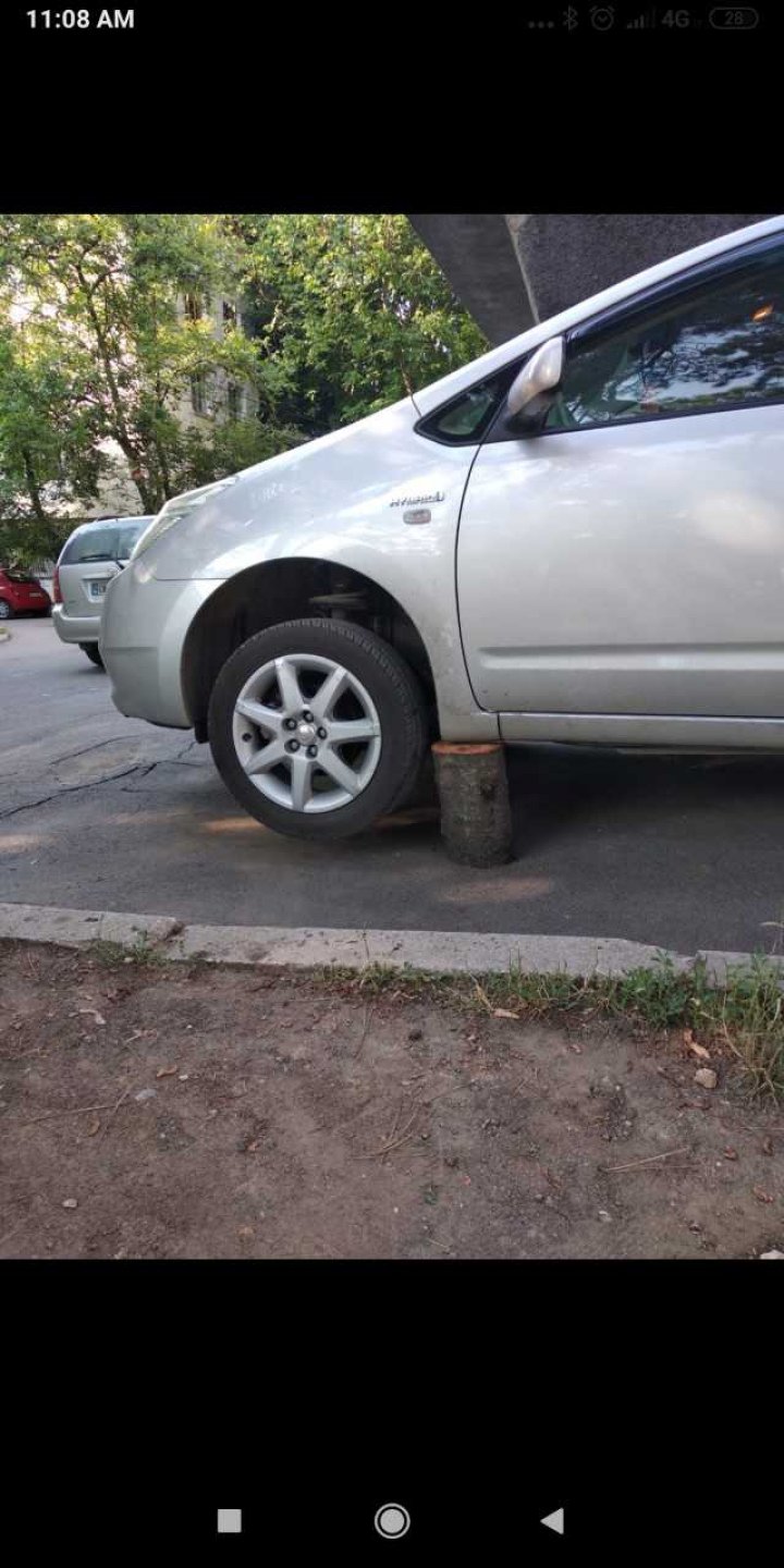 В одном из столичных дворов на Рышкановке сняли запчасти с машины (фото)