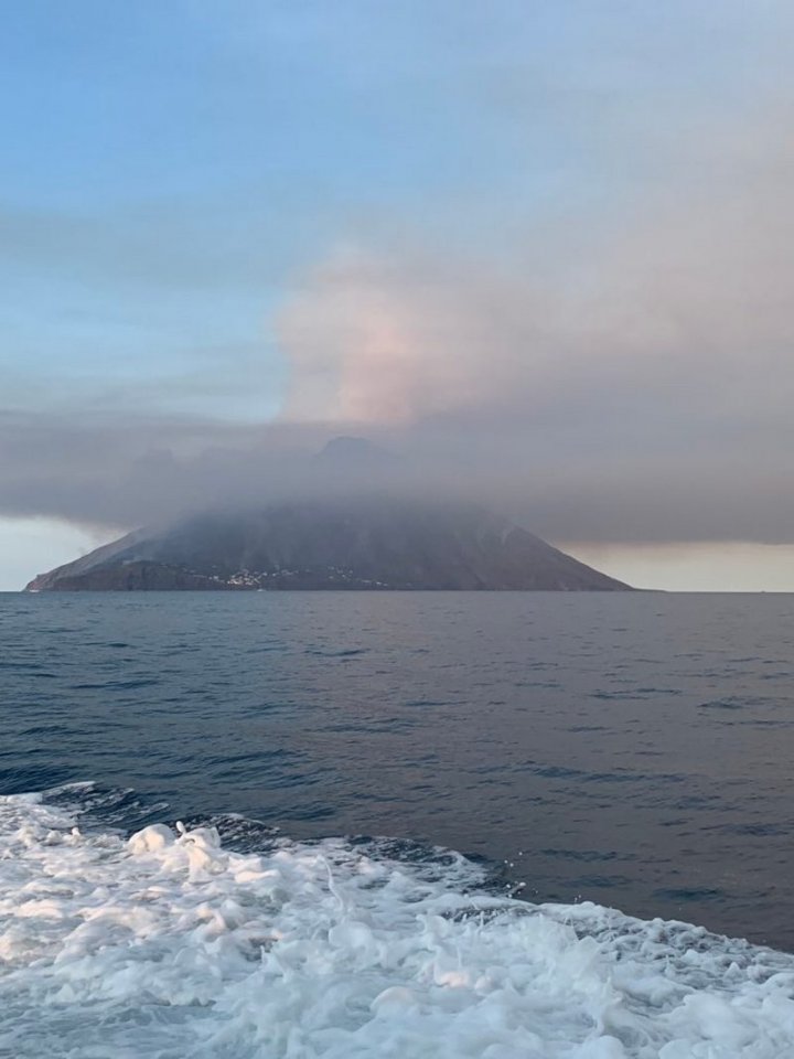 Туристы в панике: в Италии проснулся вулкан Стромболи (фото, видео)